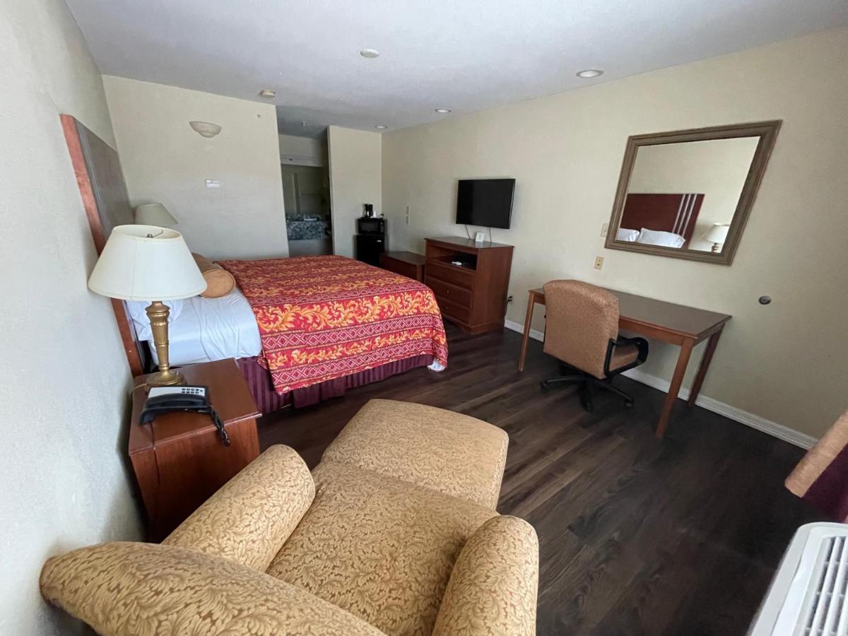 Riviera Inn And Suites Bagian luar foto